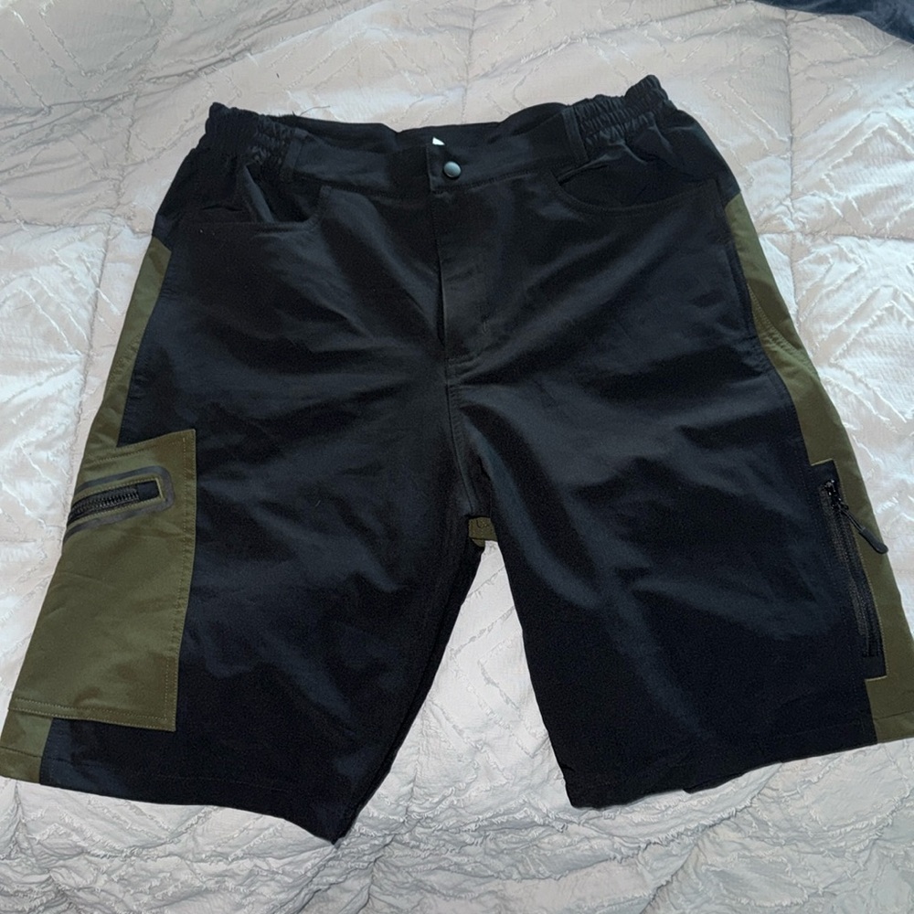 Men’s medium multi functional shorts wet/dry no liner Olive/black with pockets
